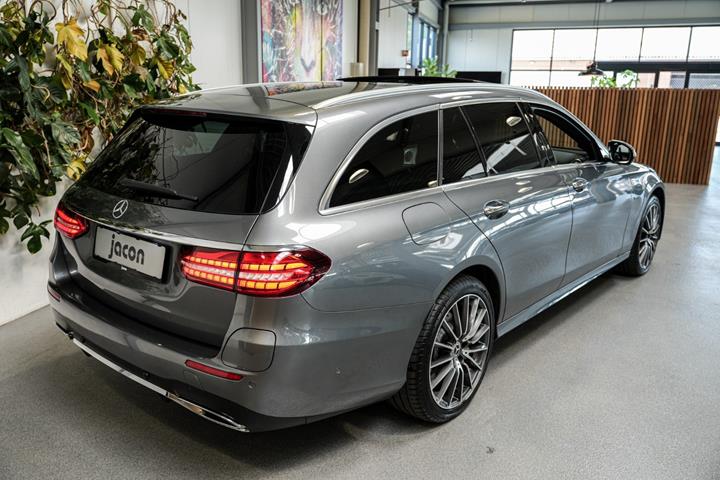 Grå Mercedes E300 de fra 2021