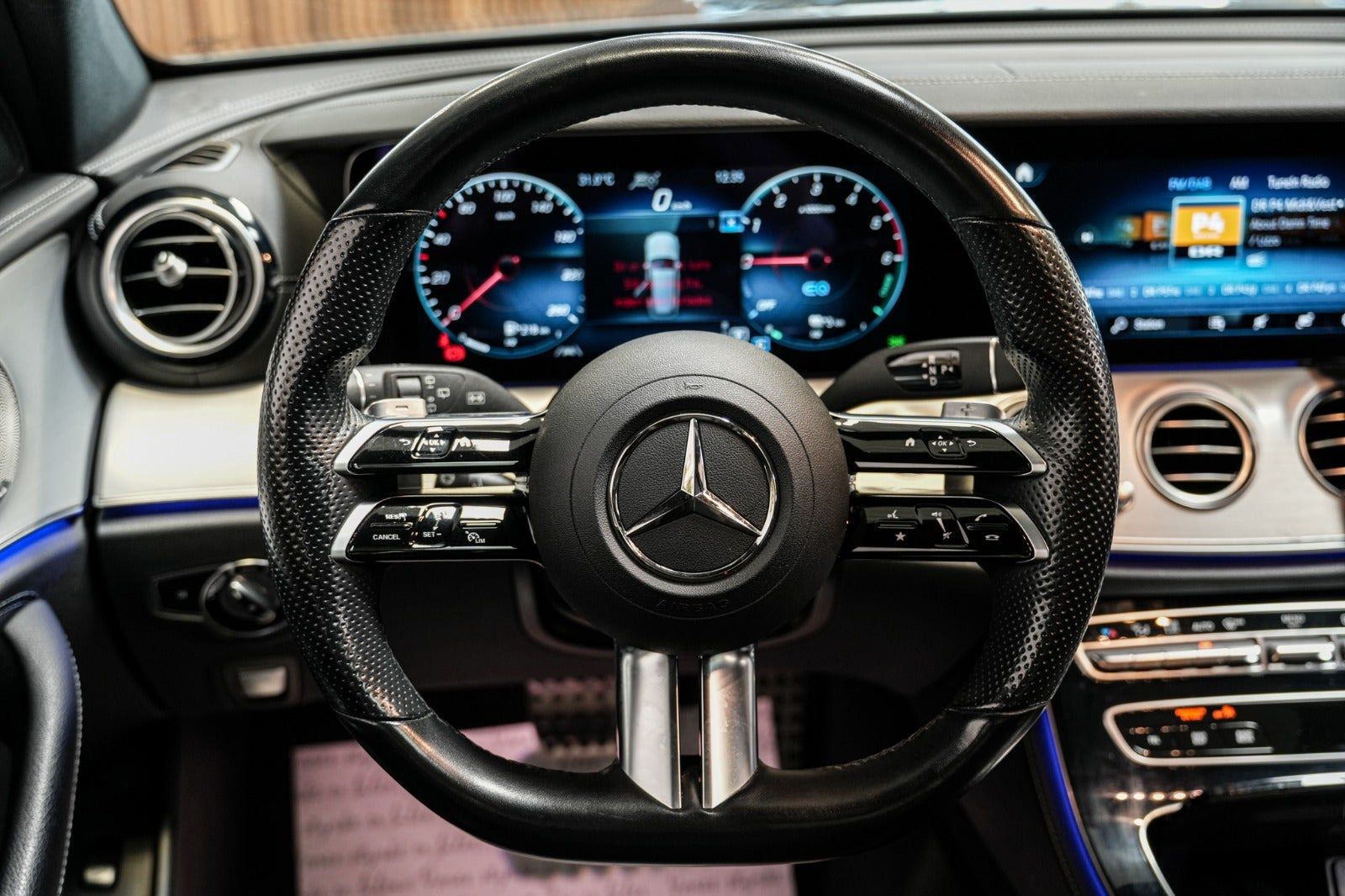 Grå Mercedes E300 de fra 2021