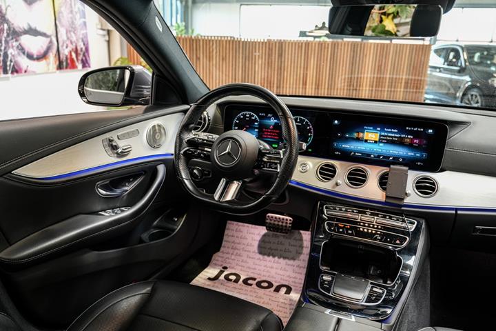 Grå Mercedes E300 de fra 2021