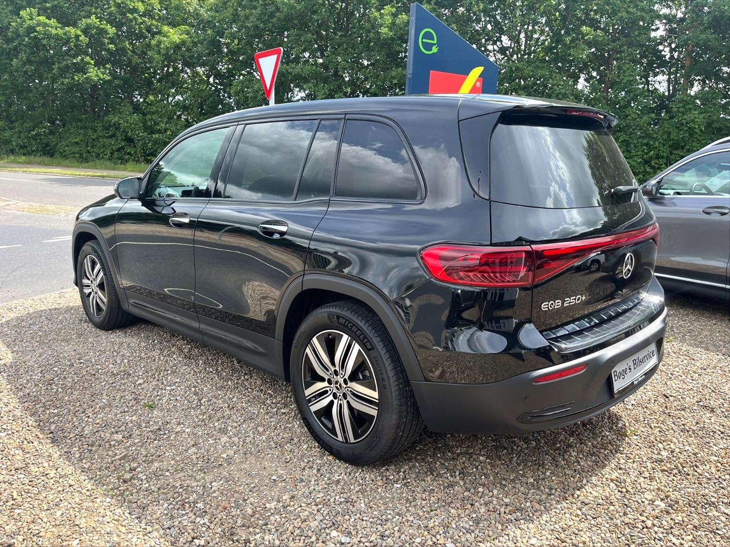 Sort Mercedes EQB250+ fra 2025