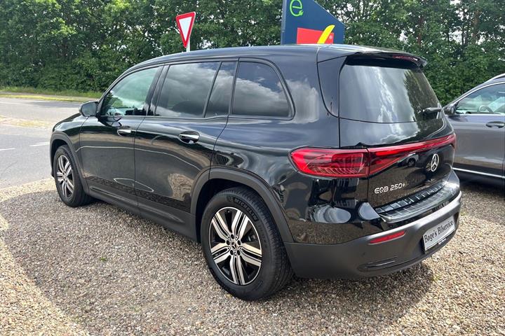 Sort Mercedes EQB250+ fra 2025