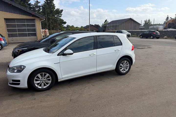 Hvid VW Golf VII fra 2014 set udefra