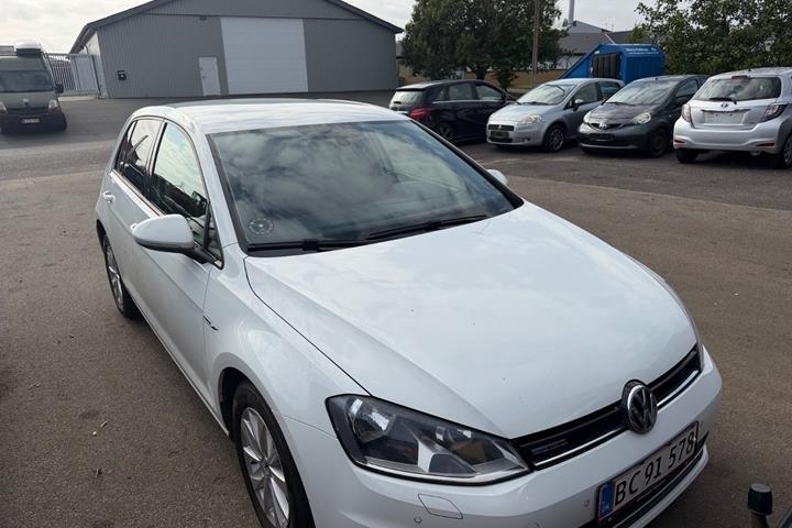 Hvid VW Golf VII fra 2014