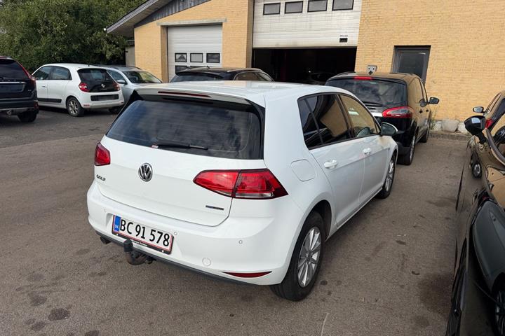 Hvid VW Golf VII fra 2014