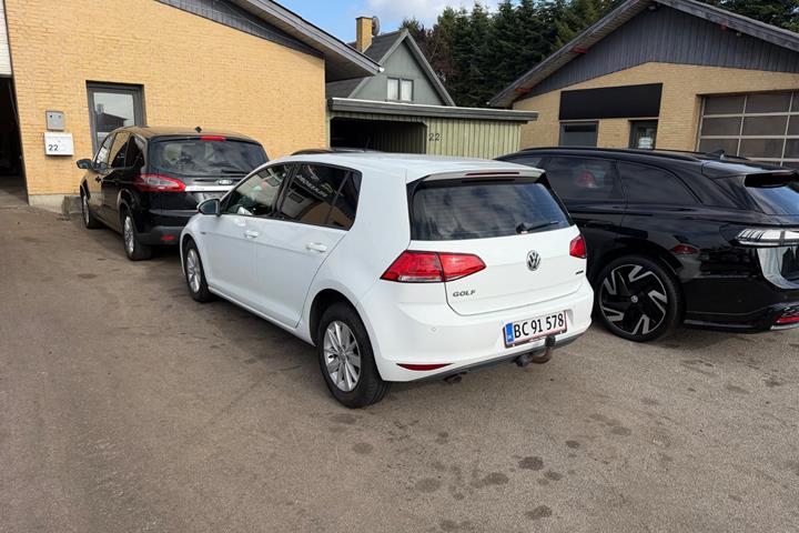 Hvid VW Golf VII fra 2014