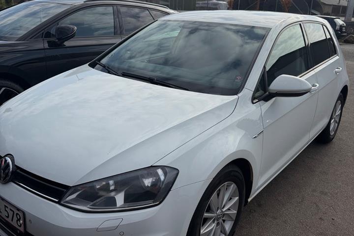 Hvid VW Golf VII fra 2014