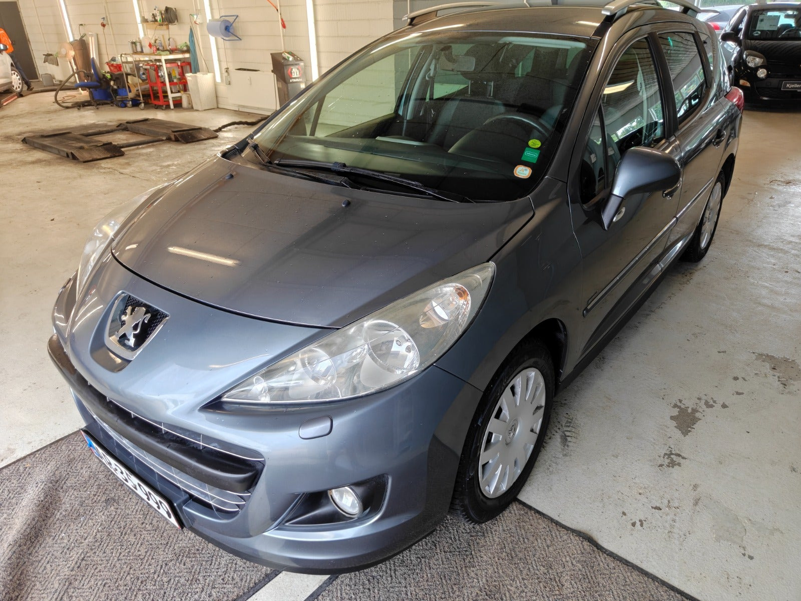 Gul Peugeot 207 fra 2011