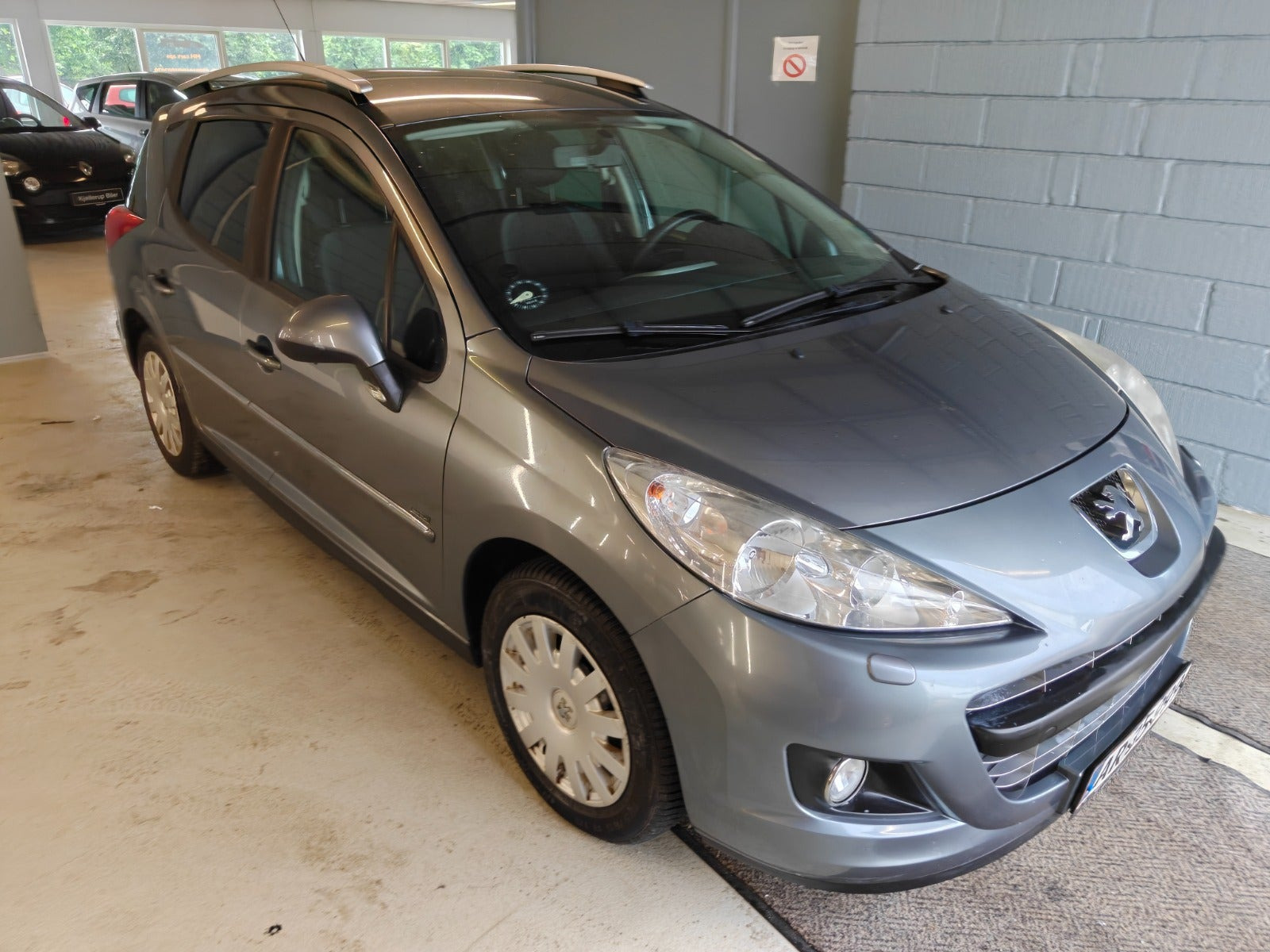 Gul Peugeot 207 fra 2011