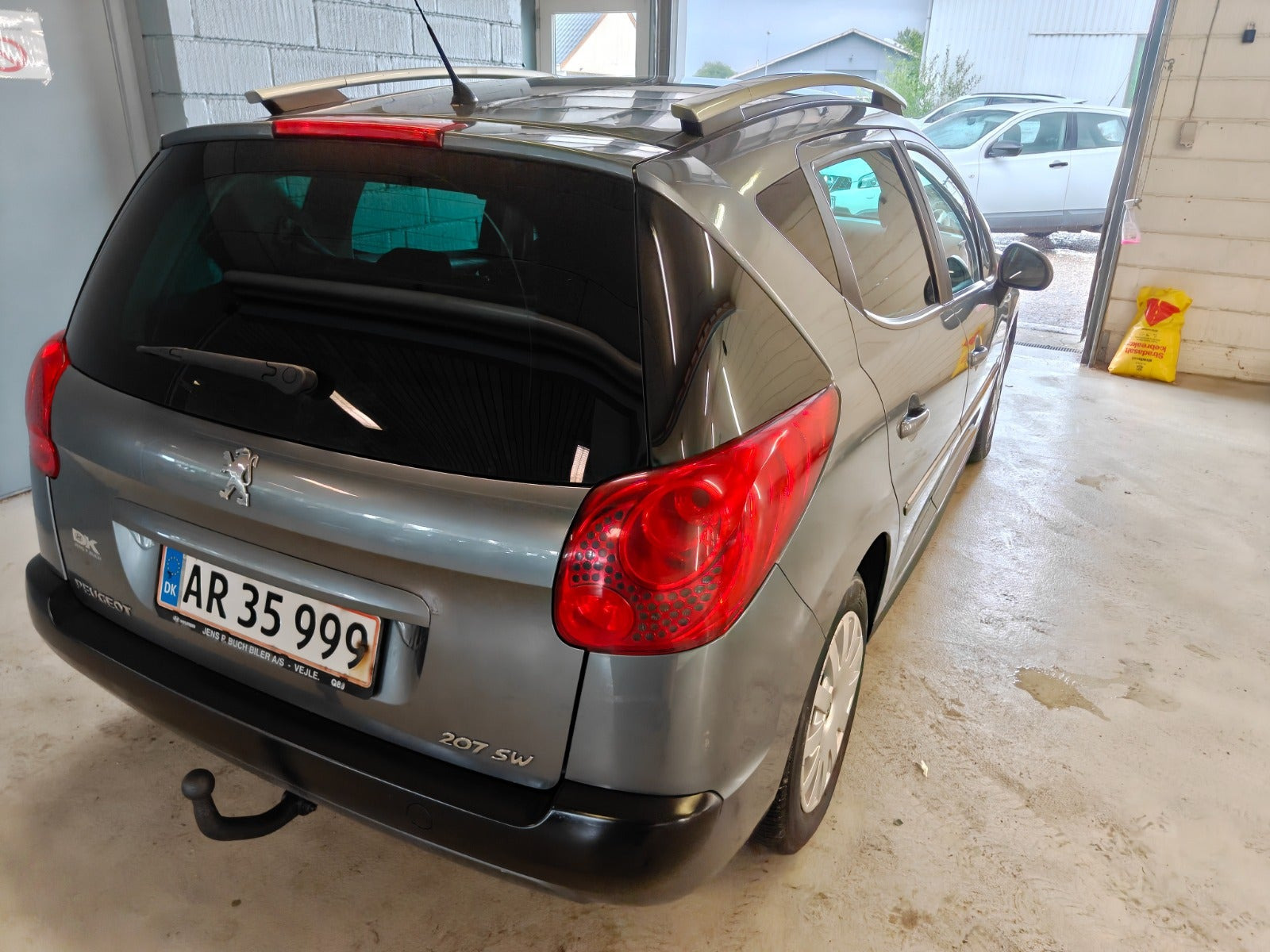 Gul Peugeot 207 fra 2011