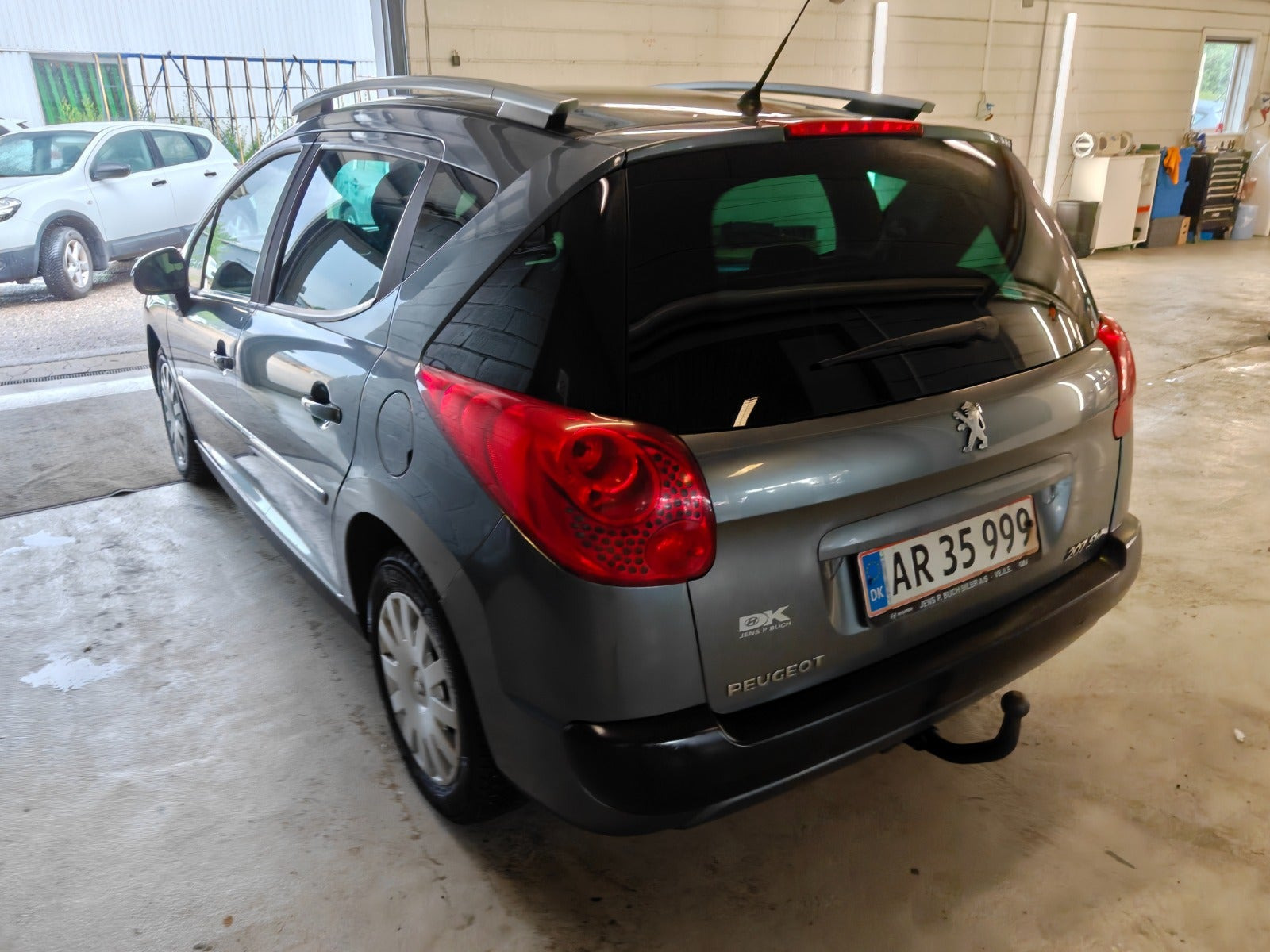 Gul Peugeot 207 fra 2011