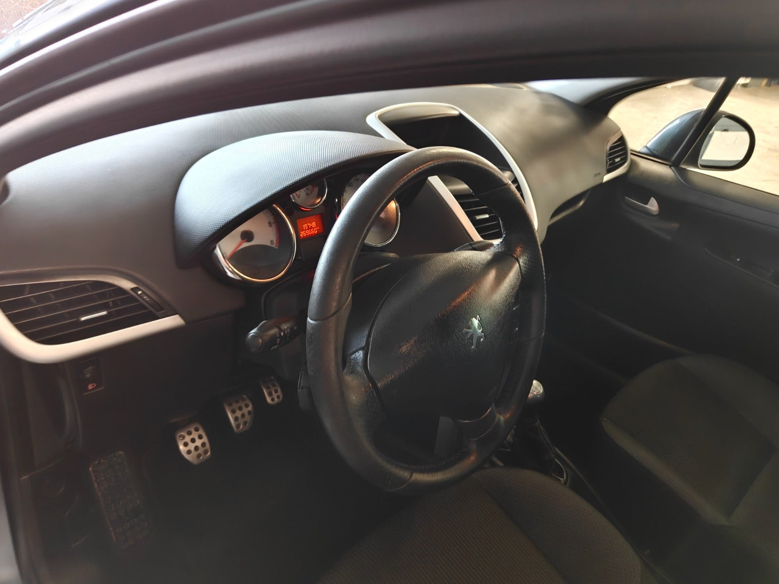 Gul Peugeot 207 fra 2011