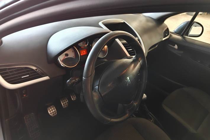 Gul Peugeot 207 fra 2011