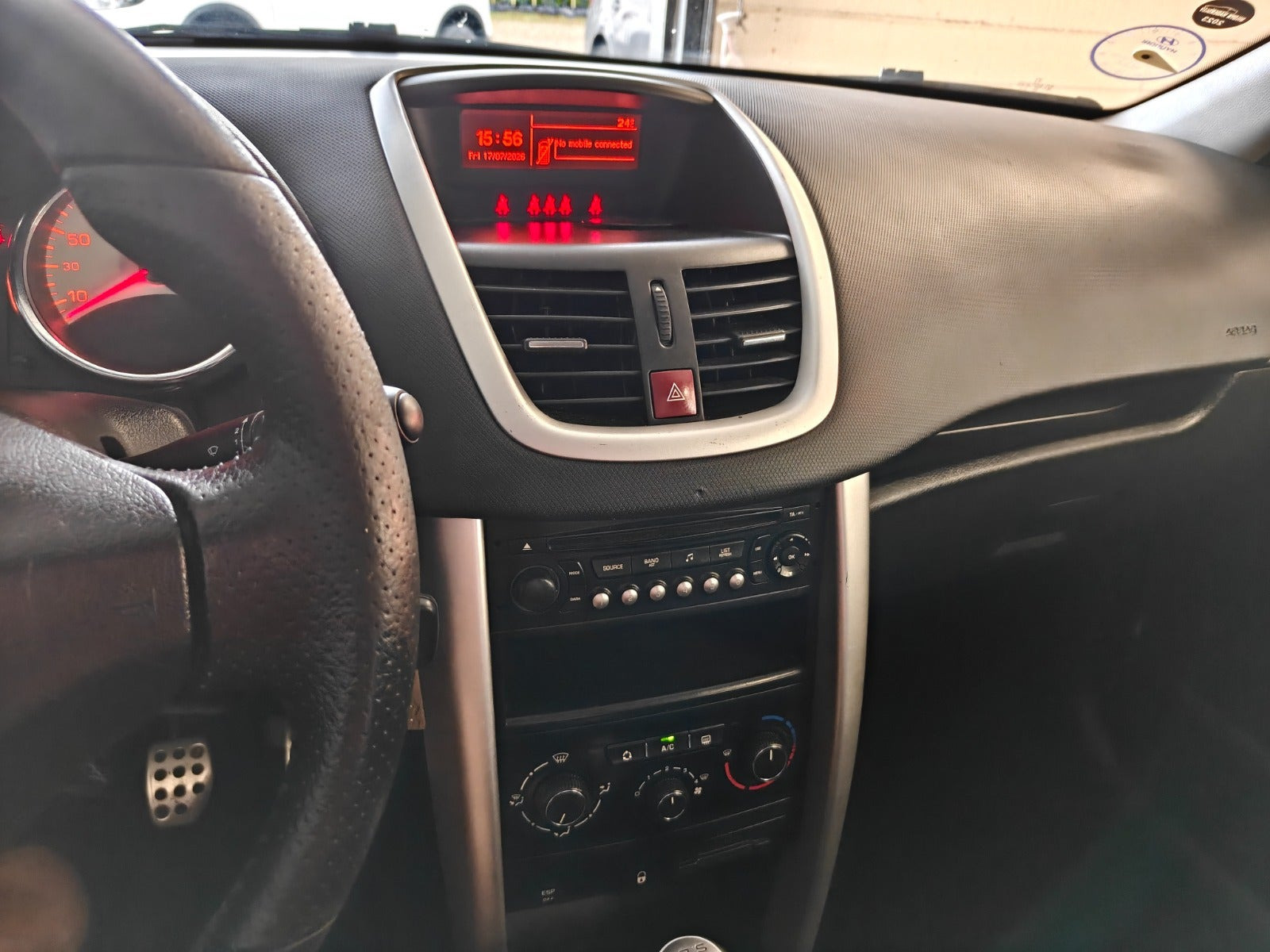 Gul Peugeot 207 fra 2011