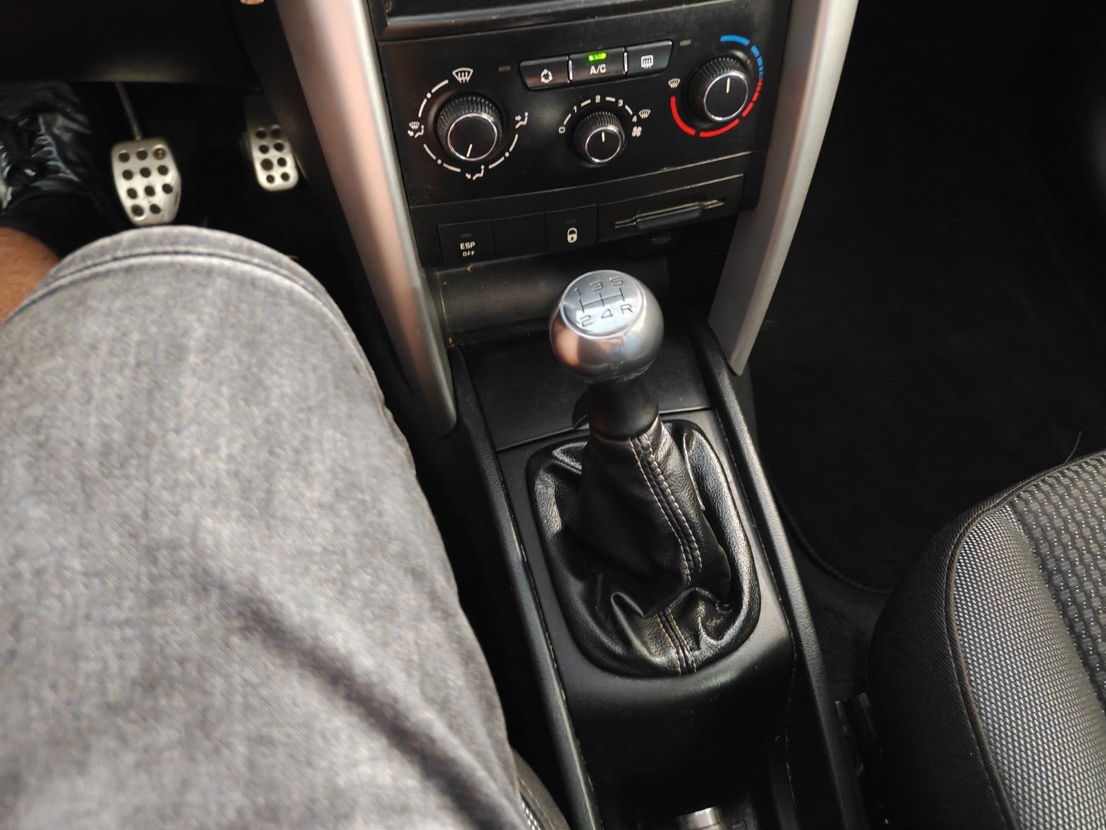 Gul Peugeot 207 fra 2011