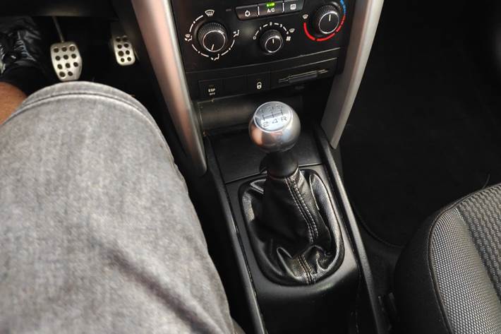 Gul Peugeot 207 fra 2011