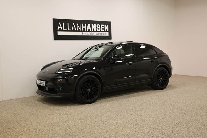 Sort Porsche Macan 4 fra 2024