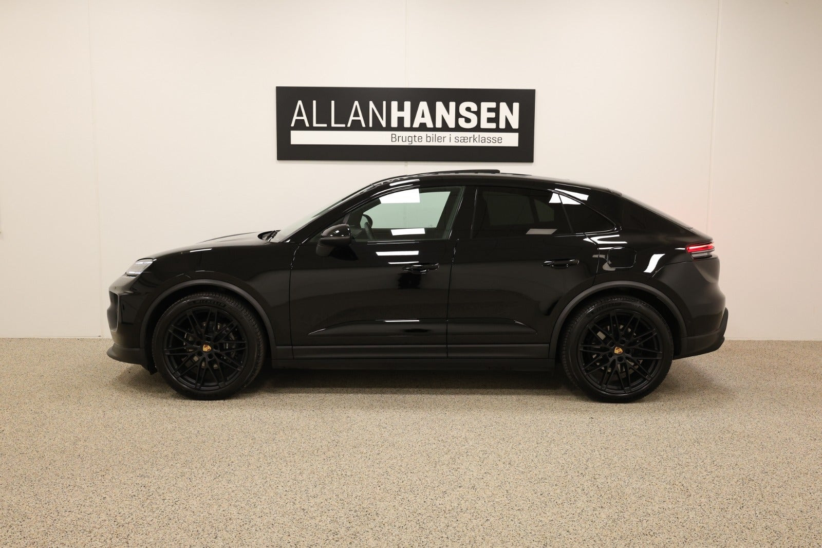 Sort Porsche Macan 4 fra 2024
