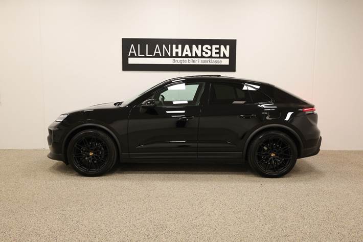 Sort Porsche Macan 4 fra 2024