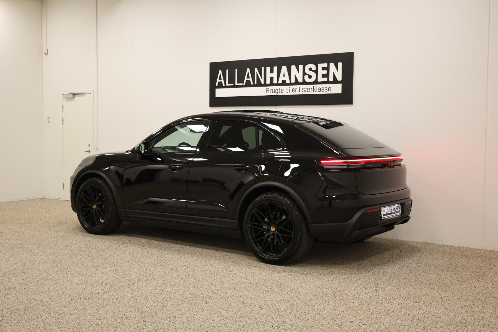Sort Porsche Macan 4 fra 2024