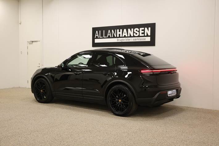 Sort Porsche Macan 4 fra 2024