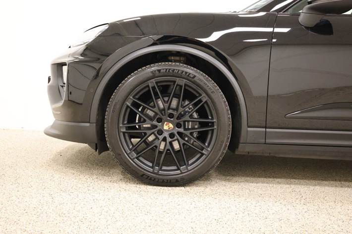Sort Porsche Macan 4 fra 2024