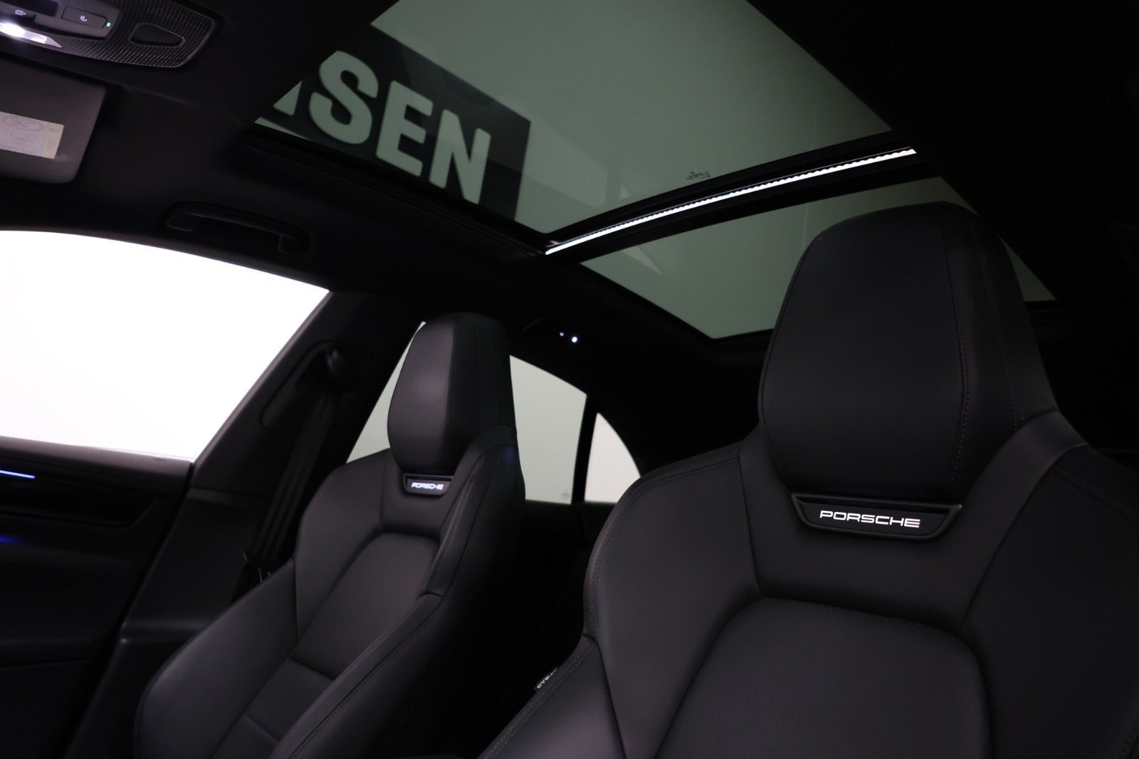 Sort Porsche Macan 4 fra 2024