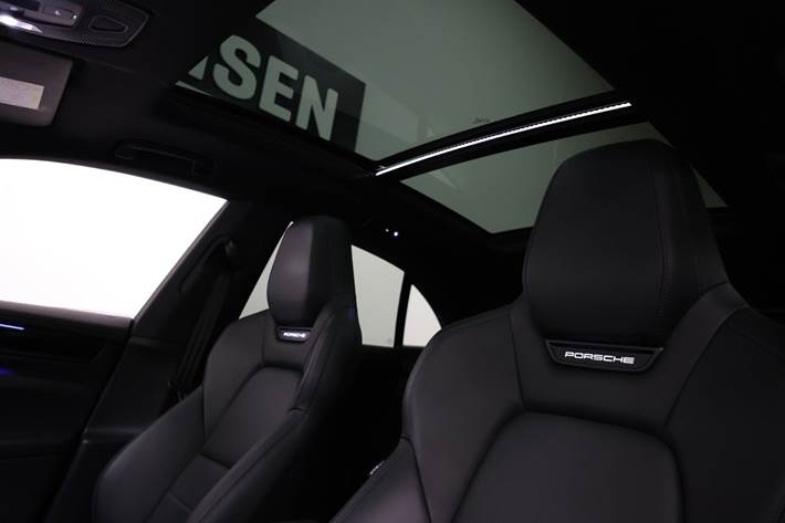 Sort Porsche Macan 4 fra 2024