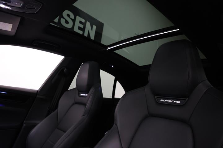 Sort Porsche Macan 4 fra 2024