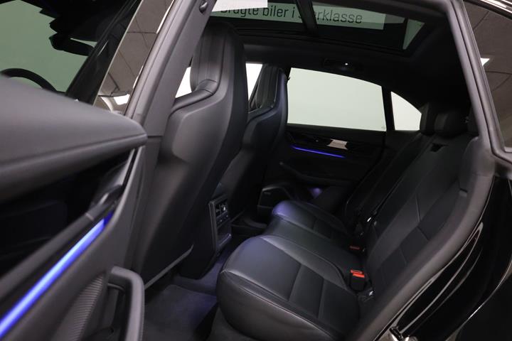 Sort Porsche Macan 4 fra 2024