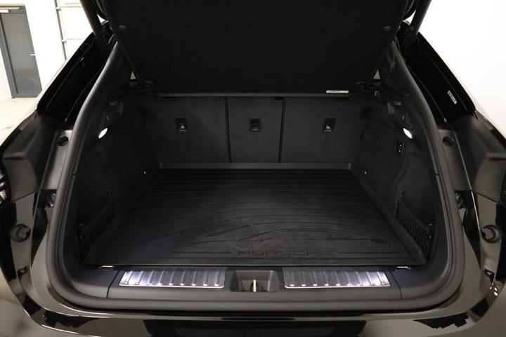 Sort Porsche Macan 4 fra 2024
