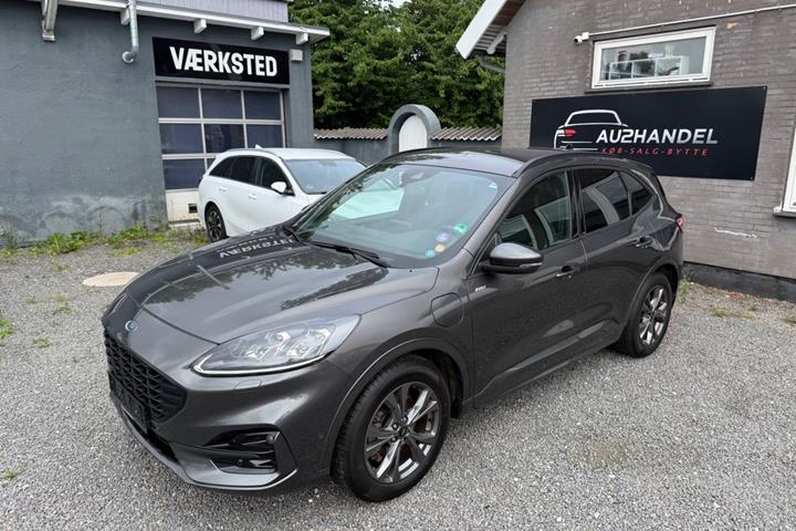 Grå Ford Kuga fra 2020 set udefra
