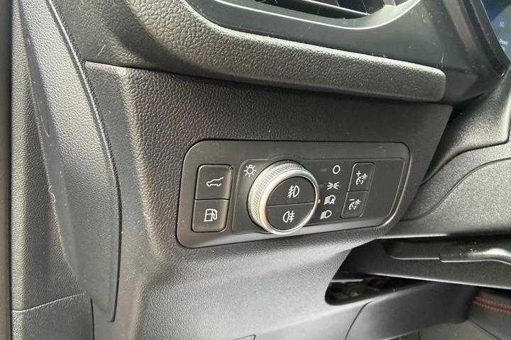 Grå Ford Kuga fra 2020