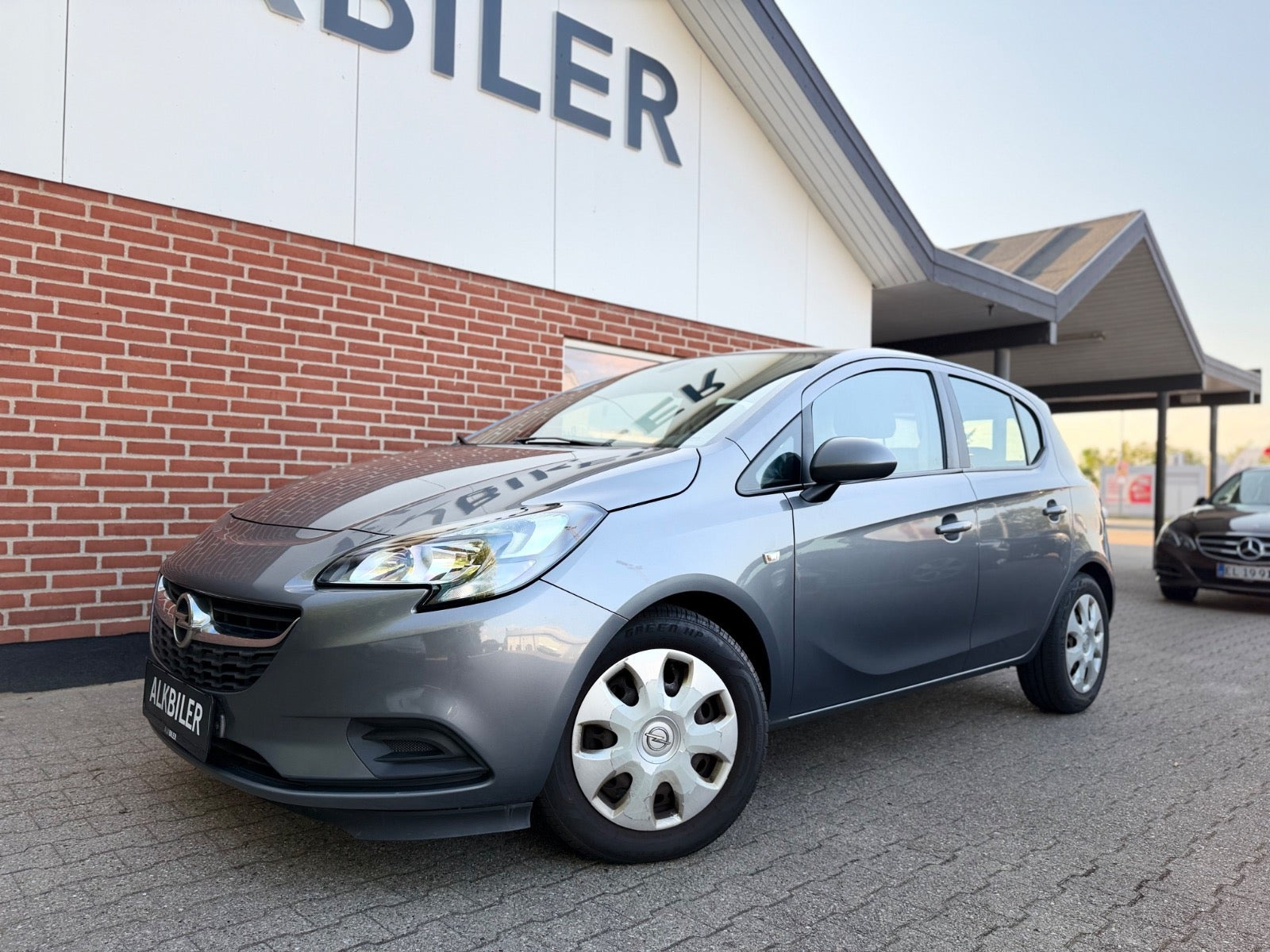 Grå Opel Corsa fra 2015