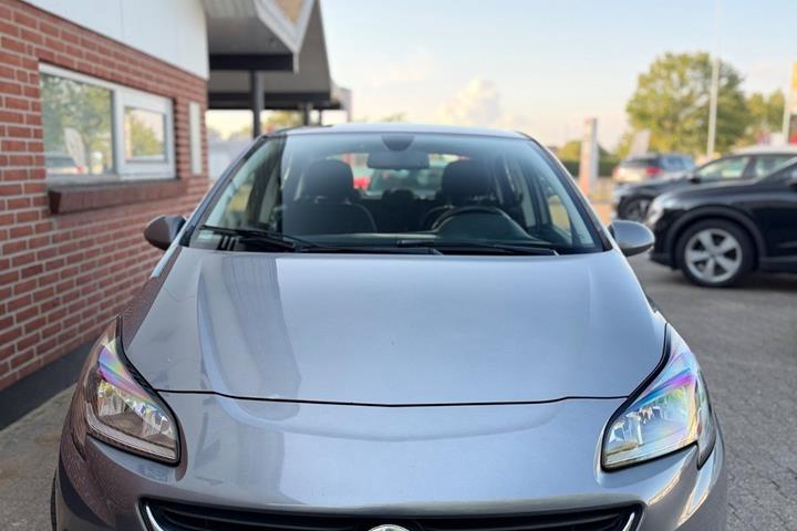 Grå Opel Corsa fra 2015