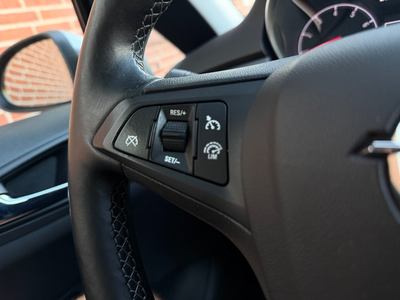 Grå Opel Corsa fra 2015