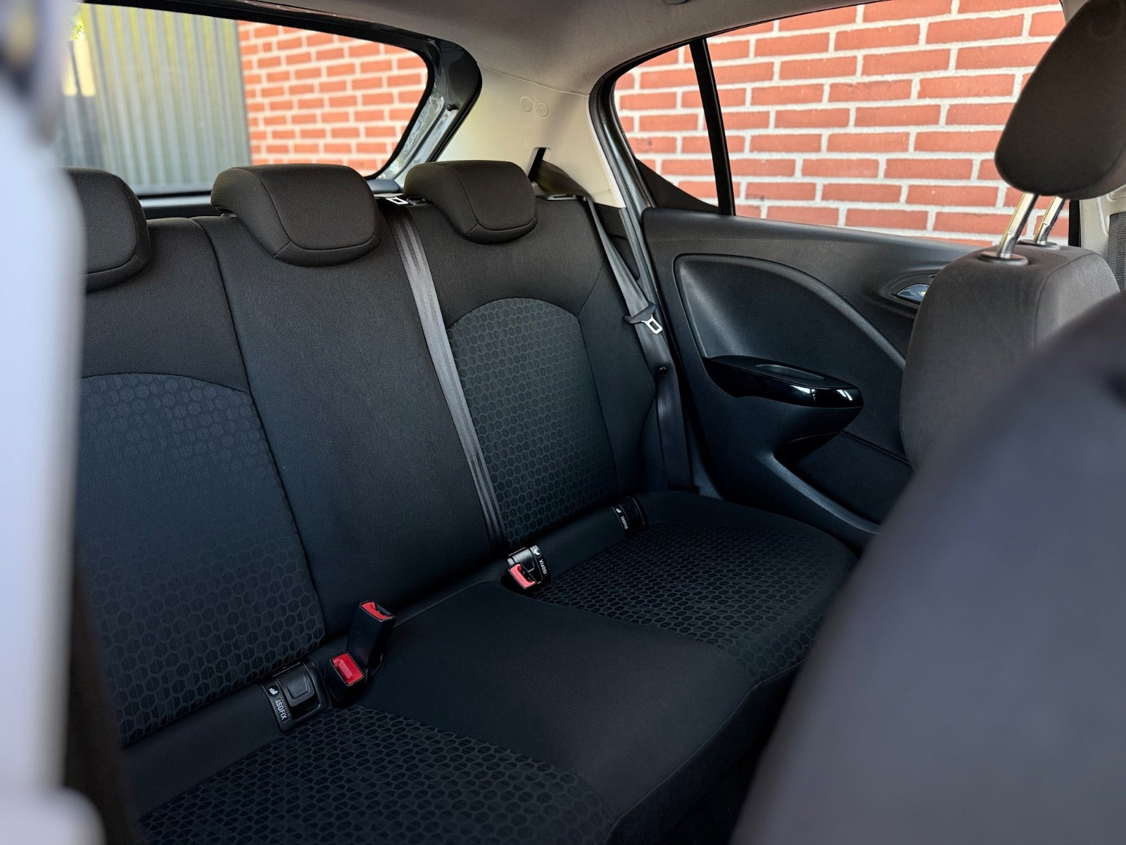 Grå Opel Corsa fra 2015