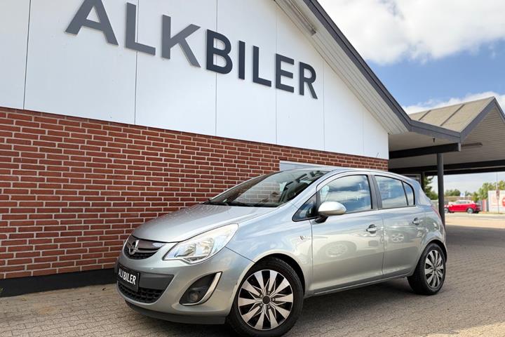Blå Opel Corsa fra 2012 set udefra