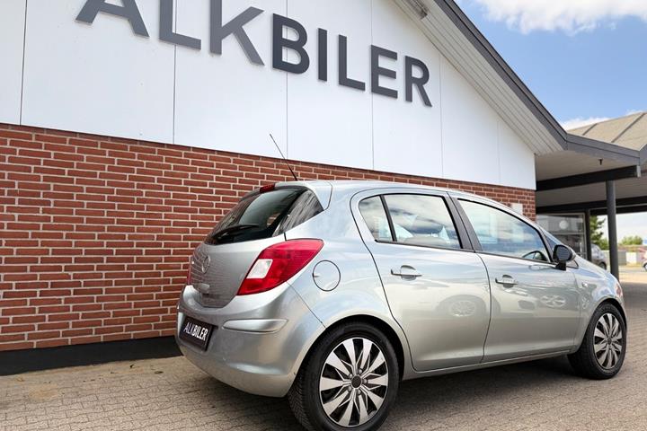 Blå Opel Corsa fra 2012