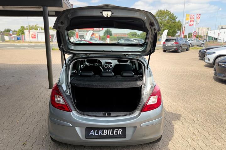 Blå Opel Corsa fra 2012
