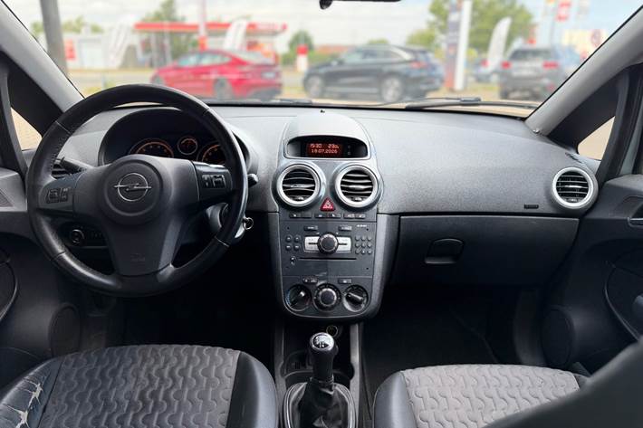 Blå Opel Corsa fra 2012