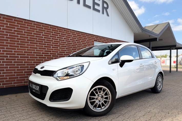 Hvid Kia Rio fra 2012