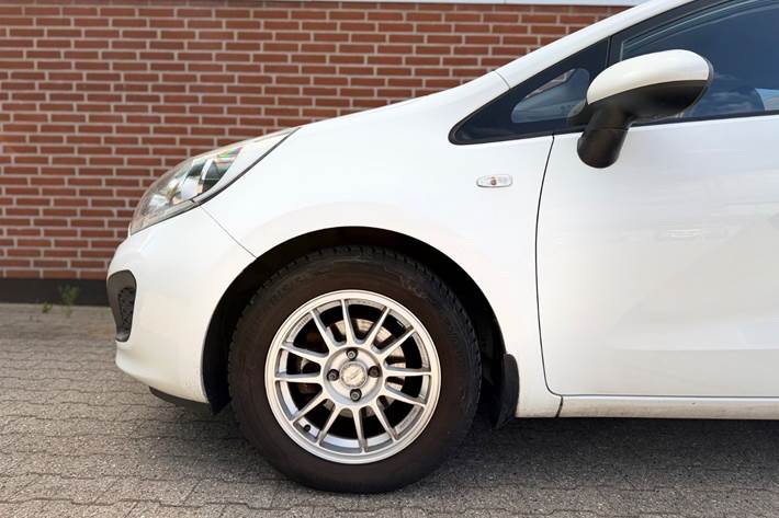 Hvid Kia Rio fra 2012