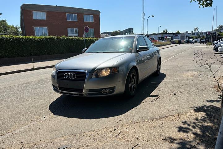 Grå Audi A4 fra 2006