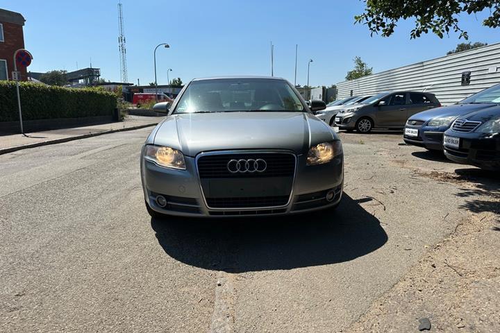 Grå Audi A4 fra 2006