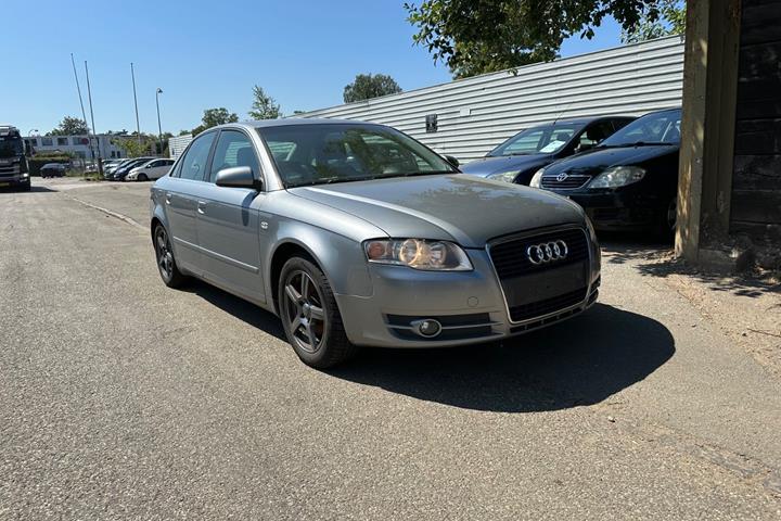 Grå Audi A4 fra 2006