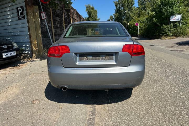 Grå Audi A4 fra 2006
