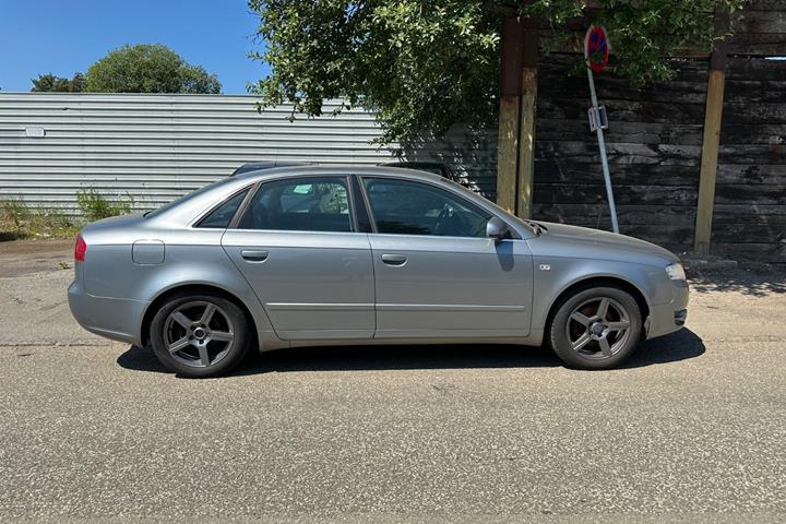 Grå Audi A4 fra 2006