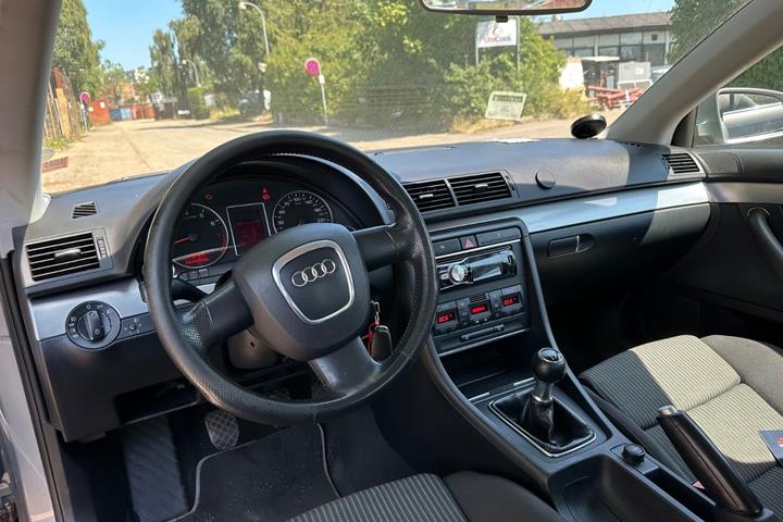 Grå Audi A4 fra 2006
