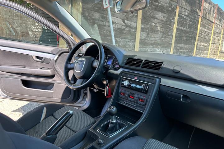 Grå Audi A4 fra 2006