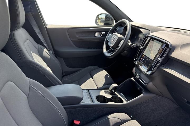Grå Volvo EX40 fra 2025